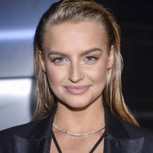 Karolina Pisarek rozgrzewa sieć w stroju kąpielowym. Gwiazda zachwyca figurą! [ZDJĘCIA]