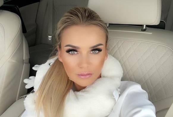 Monika Chwajoł pozuje przy wannie w skąpym bikini. "Wysyłam buziaki" [FOTO]