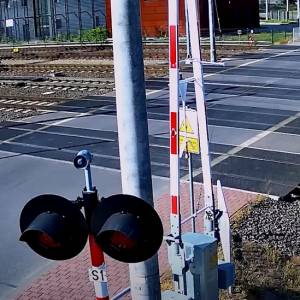 Szlaban "znokautował" rowerzystkę, która zignorowała czerwone światła. Internauci komentują: "Natychmiastowa kara" [WIDEO]