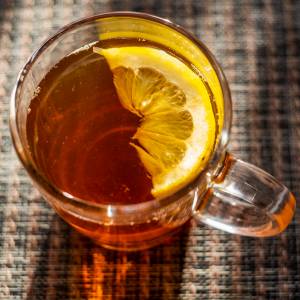 Herbata z cytryną pod lupą. Czy ten popularny napój może szkodzić zdrowiu?