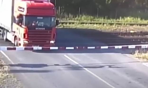 Ten film pokazuje, czego kierowcy nie powinni robić na torach! Nagranie ku przestrodze [WIDEO]