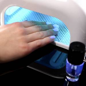 Lekarka bije na alarm! Lampy do paznokci mogą być groźne dla naszego zdrowia