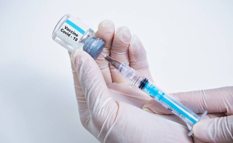 Dawka przypominająca również dla młodszych roczników? Jest komentarz wiceministra zdrowia