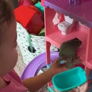 Przyjaźń dziewczynki i żaby. Internauci nie mogą uwierzyć [WIDEO]