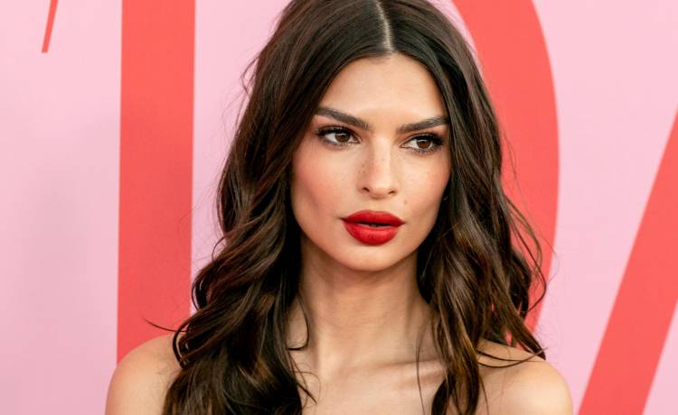 Emily Ratajkowski nago. Modelka odważnie prezentuje ciążowe krągłości 
