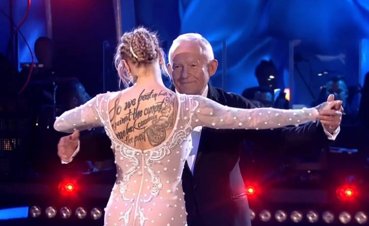 Wzruszający walc Leszka Millera z kontuzjowaną wnuczką. Grabowski: "Nie tylko taniec tę parę połączył. Dziadek zaczął dość słabo, ale za to jak skończył"