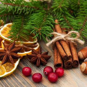 Poczuj święta w swoim domu. Sprawdź, jak przygotować świąteczne odświeżacze powietrza