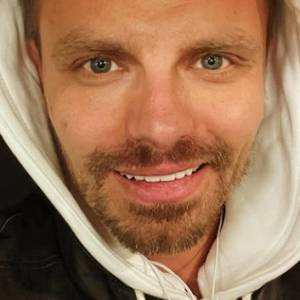 Marcin Hakiel na fotografii z weekendowego wypadu do kina. Jego osoby towarzyszące zwróciły uwagę internautów! [ZDJĘCE]