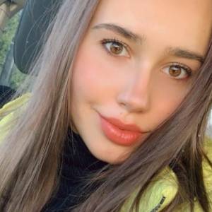 Dziewczyna Piotra Żyły w mini przyozdabia choinkę. Marcelina Ziętek kusi w czerwieni! "Sexy, jest ogień" - komentują internauci [WIDEO]