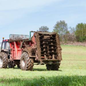 Nie żyje 56-letni rolnik. Został wciągnięty przez rozrzutnik obornika