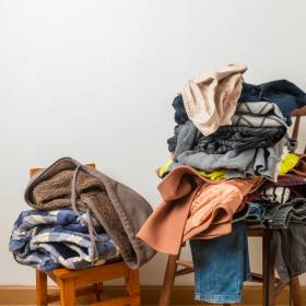 Zostawiasz ubrania na krześle zamiast schować je do szafy? Psychologia wie, co to o tobie mówi