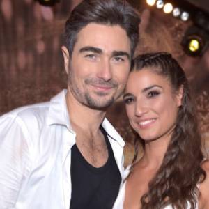 Lenka Kliment w bikini. Tancerka pręży smukłe ciało nad basenem