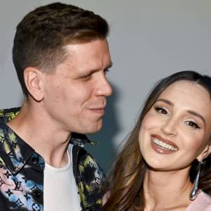 Oni czują już świąteczny klimat! Marina i Wojciech Szczęsny udekorowali choinkę [FOTO]