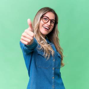 5 rzeczy, których nigdy nie robią ludzie pewni siebie. Ekspertka tłumaczy