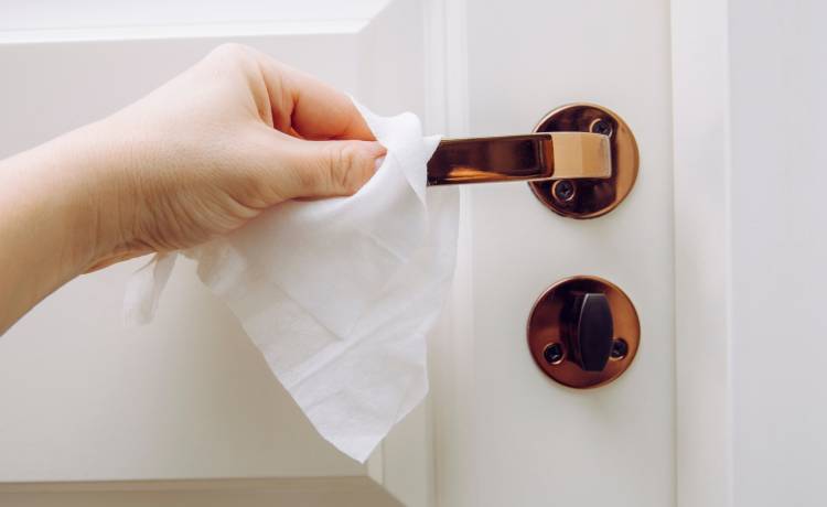 Studenci z Hongkongu stworzyli "samodezynfekującą" się klamkę! Usuwa aż 99,8 proc. drobnoustrojów!