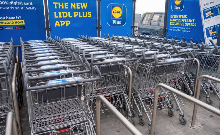 Wózek zakupowy w tej sieci sklepów ma "ukrytą" funkcję? Mało kto z tego korzysta! 