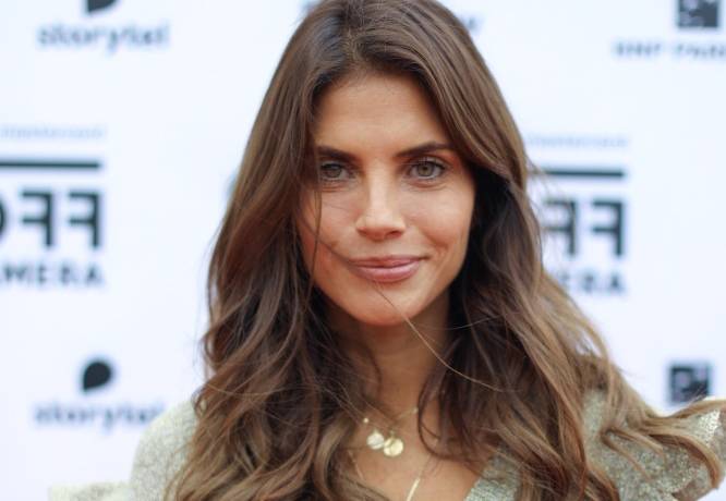 Roznegliżowana Weronika Rosati zniewala w białym szlafroku."Bardzo sexi"! [ZDJĘCIA]  