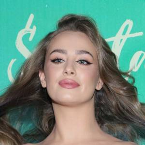 Wiktoria Gąsiewska "podpadła" internautom. Wszystko przez stylizację na komunię. "Z takim dekoltem do kościoła?"