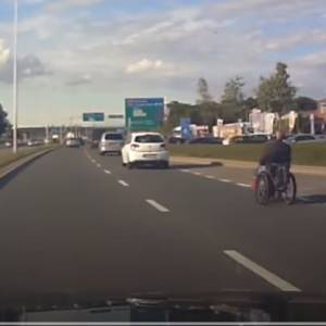 Brawurowy wyczyn na wrocławskich drogach. Mężczyzna wyprzedzał auta wózkiem inwalidzkim! [WIDEO]