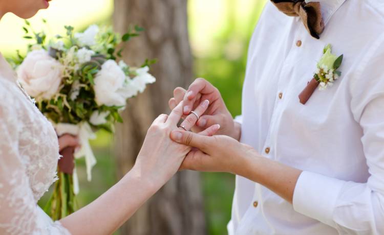 Kościół zakazał śpiewania wybranych piosenek podczas ślubów. Znamy listę utworów