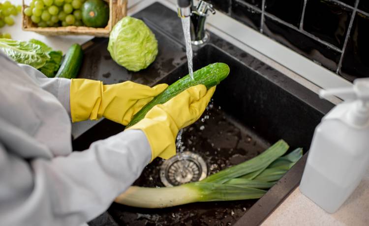 Opłukanie wodą nie wystarczy! Czym myć owoce i warzywa?