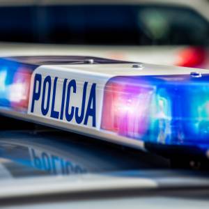 Kierowca zjechał w drogę leśną i utknął na skarpie przy drzewie. Teraz grozi mu kara - jak to się stało?