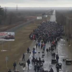 Poruszające sceny z miasta Enerhodar. Tłum obronił elektrownię atomową [WIDEO] 