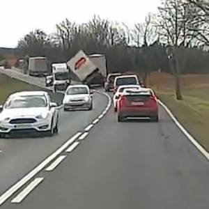 Wichura zdmuchnęła przyczepę ciężarówki! Kierujący musieli uciekać [WIDEO]