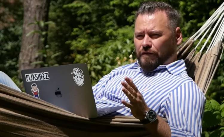 Krzysztof Stanowski sprawdzi, czy Natalia Janoszek jest znana w Indiach. Poleciał do Mumbaju