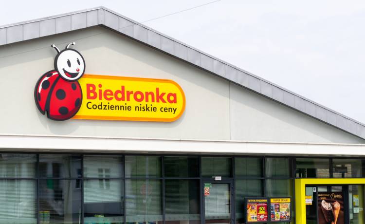 Popularny dyskont informuje o kolejnej akcji. Biedronka oddaje kilka milionów złotych. Na co je przeznacza? 