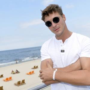 Mikołaj Roznerski na zdjęciu z młodości. Już jako nastolatek musiał łamać kobiece serca!