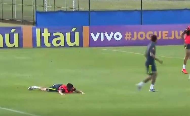 Neymar pokonany na boisku przez 19-latka. Szokująca reakcja piłkarza! [WIDEO]