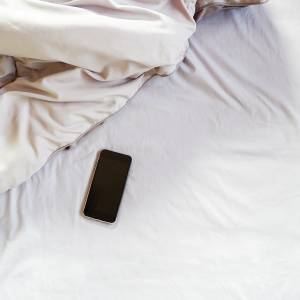 Zostawiła na noc telefon pod poduszką. 17-latka nie żyje