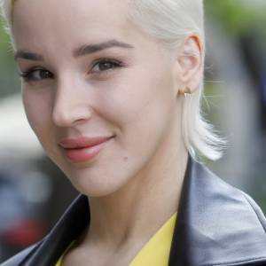 Lil Masti w "nagim" body. Ciążowe krągłości przysłaniają jedynie brylanty. Celebrytka zdradziła też imię córki [FOTO]