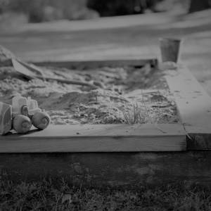 Bawił się w piaskownicy, później znaleziono go w stawie. 4-letnie dziecko nie żyje