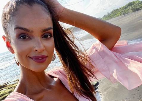 Klaudia El Dursi na gorącej fotografii prosto z łóżka. Modelka pozuje bez biustonosza 