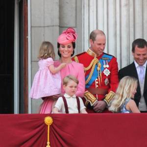 Fanki robiły sobie zdjęcia z księciem Williamem. Reakcja Charlotte bezcenna! [ZDJĘCIA]