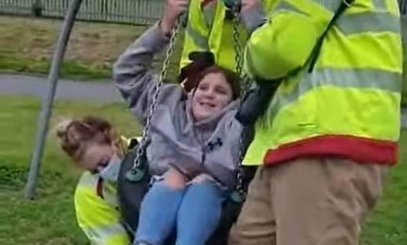 Straż pożarna wezwana do dziewczynki. Utknęła w oponie [WIDEO]