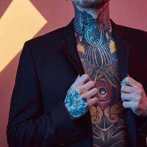 Nauczyciel z podstawówki jest "płótnem dla tatuatorów". Wytatuowanie gałek ocznych i usunięcie pępka były początkiem jego przemiany [FOTO]