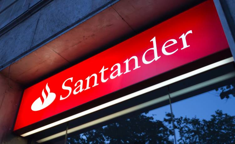 Pilny komunikat dla podróżnych! Santander reaguje na zamknięcie lotnisk w Katarze i ZEA, fot. Shutterstock