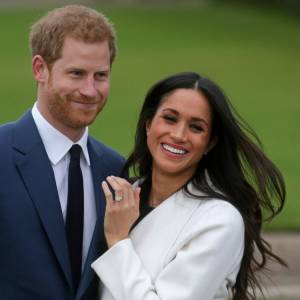 Pierścionek zaręczynowy Meghan Markle na szczycie rankingu! Wyjątkowy projekt księcia Harry'ego cieszy się niesłabnącą popularnością [FOTO]