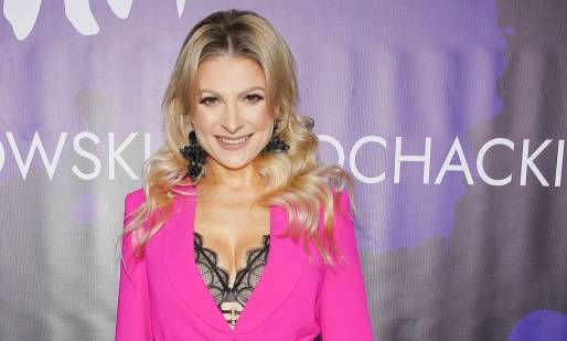 Magdalena Narożna pozuje w sukience z głębokim dekoltem i z irokezem na głowie. Wokalistka zespołu Piękni i Młodzi wróciła do dawnej fryzury? [ZDJĘCIE]