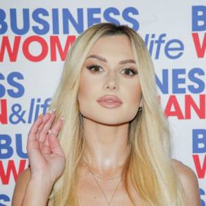 Wersow pozuje w bieliźnie! Influencerka na odważnym zdjęciu pośród drzew [FOTO]