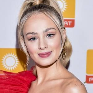 Wiktoria Gąsiewska w neonowym stroju. Co za figura! W opisie aktorka poruszyła ważny temat [ZDJĘCIE]            