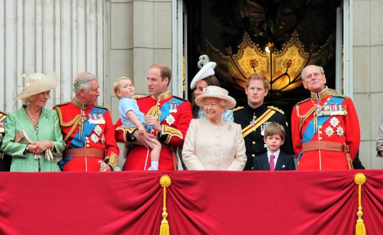 Choinka na zamku królowej Elżbiety II już ubrana! Sześciometrowe drzewko robi wrażenie!