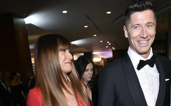 Anna Lewandowska komentuje zdjęcie męża i córek. Uszczypliwie odniosła się do tego szczegółu!