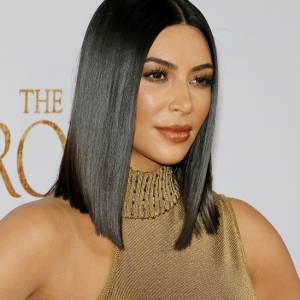 Kim Kardashian założyła tylko w perły i zdobny tren. Na MET Gali odsłoniła wiele [FOTO]