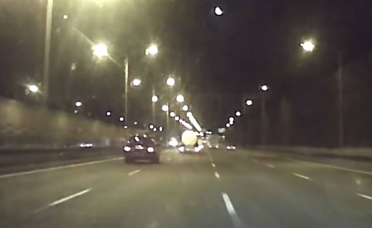 Samochód z impetem wbił się w cysternę! Osobówka rozleciała się na kawałki! [WIDEO]