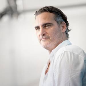 Jak dbać o ekologię, ubierając ten sam garnitur na każdą imprezę? Bądź jak Joaquin Phoenix!