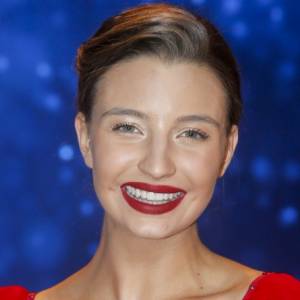 Julia Wieniawa rozgrzewa sieć! Aktorka pręży ciało w obcisłym stroju